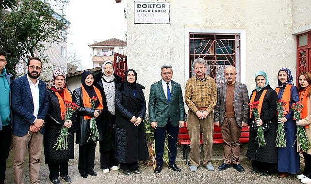 Erol Ölmez’den sağlıkçılara karanfil