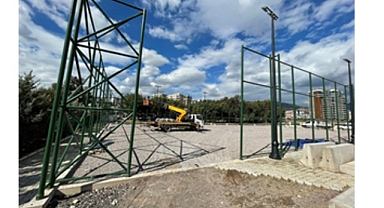 Büyükşehir’den gençlere beş yeni halı saha