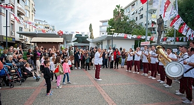 Karşıyaka’da 7’den 77’ye Cumhuriyet coşkusu!
