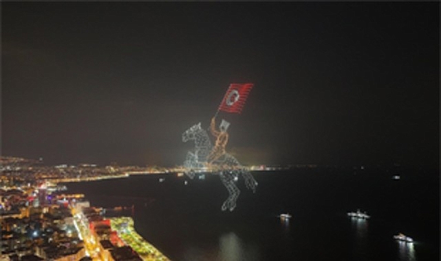 İzmir’de Cumhuriyet coşkusu gökyüzüne taştı