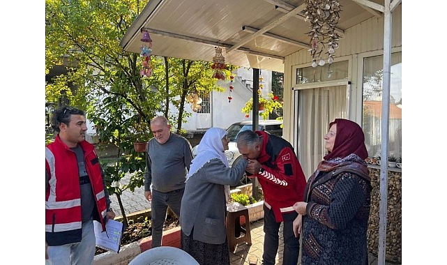 Kartepe Belediyesi Selden Etkilenen Vatandaşları Yalnız Bırakmıyor