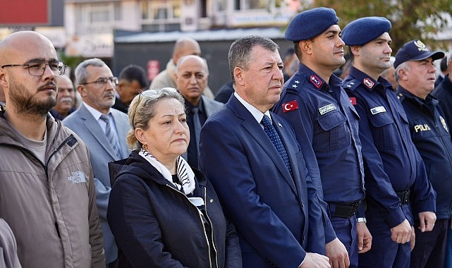 Muhtarlar Günü çelenk sunma töreni Cumhuriyet Meydanı’nda gerçekleşti