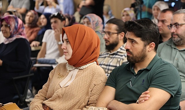 Yenişehirlioğlu, Kocaeli Kitap Fuarı’nda konuştu;  “İnsan, özünden uzaklaştığında kaybolur”